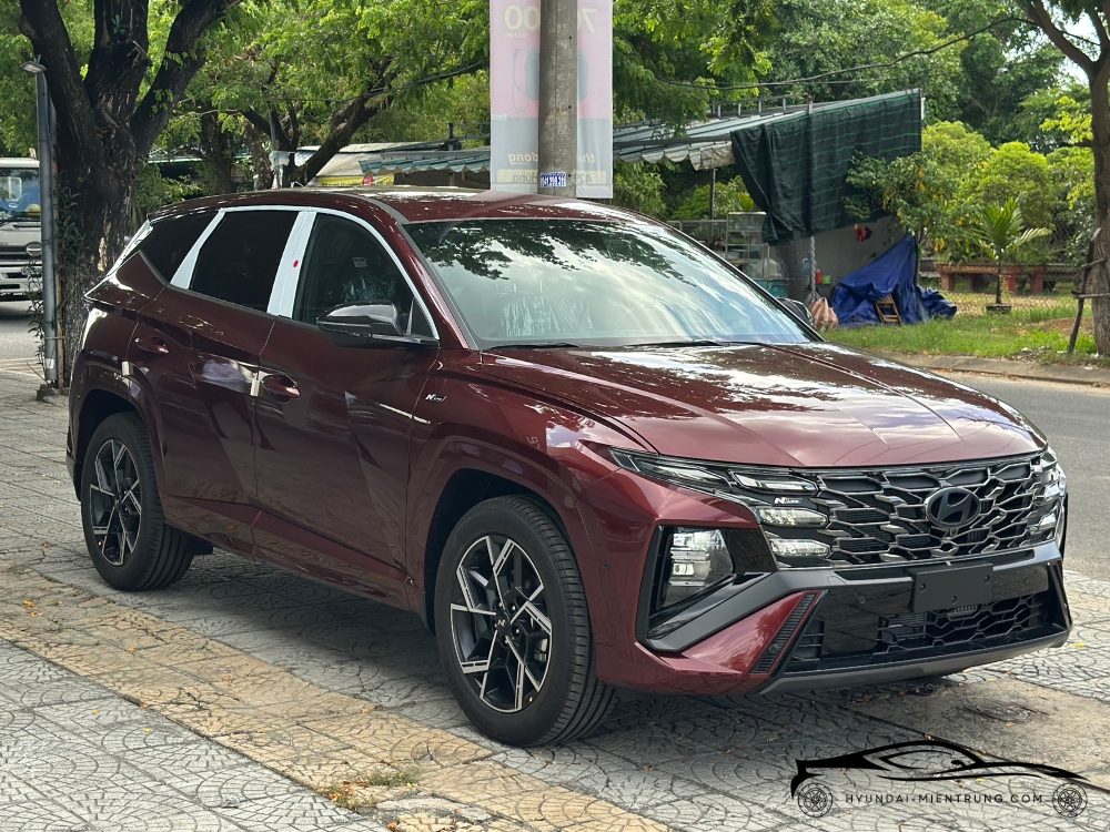 Hình ảnh xe Hyundai Tucson N-Line màu Đỏ Đô 2025