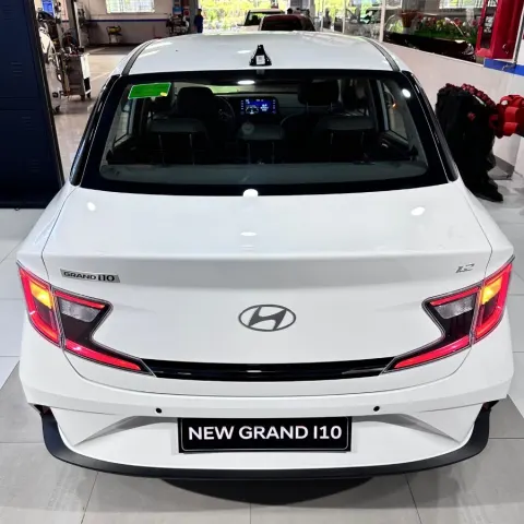 Hyundai Grand i10 Sedan – ảnh xe hyundai grand i10 sedan at màu trắng