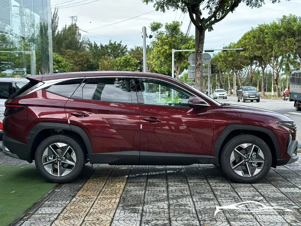 Hình ảnh ngoại thất xe Hyundai Tucson Xăng Đặc Biệt màu Đỏ 2025