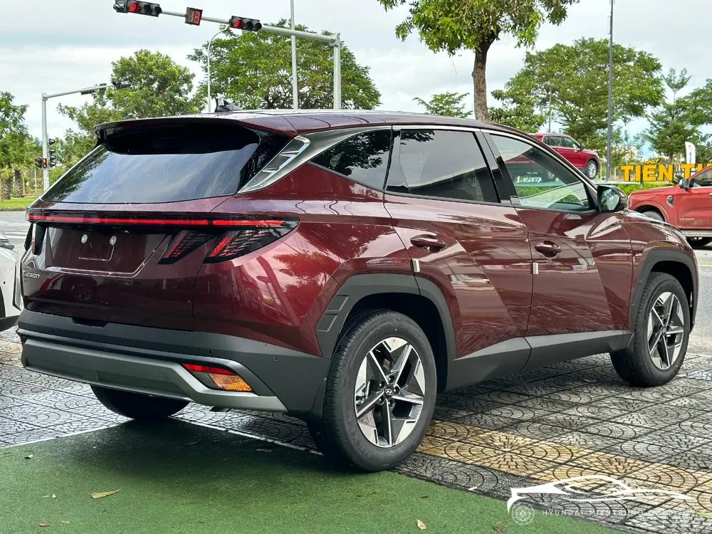 Hình ảnh ngoại thất xe Hyundai Tucson Xăng Đặc Biệt màu Đỏ 2025