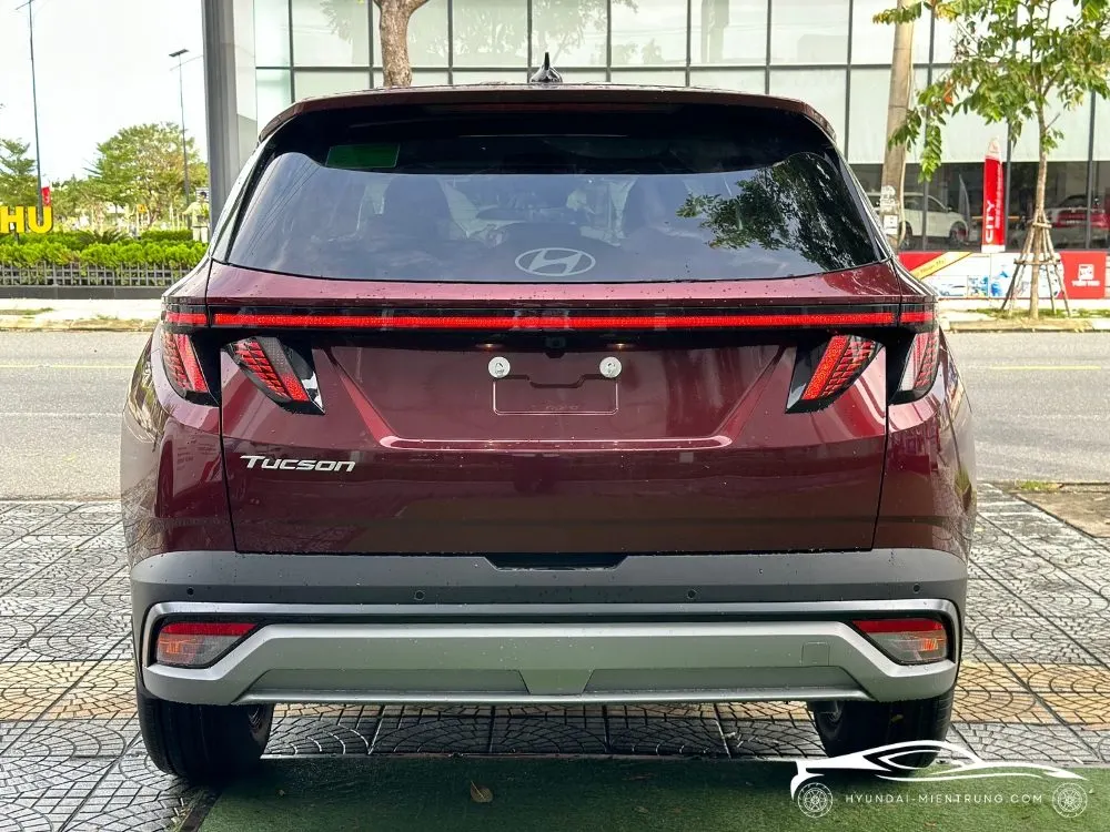 Hình ảnh ngoại thất xe Hyundai Tucson Xăng Đặc Biệt màu Đỏ 2025