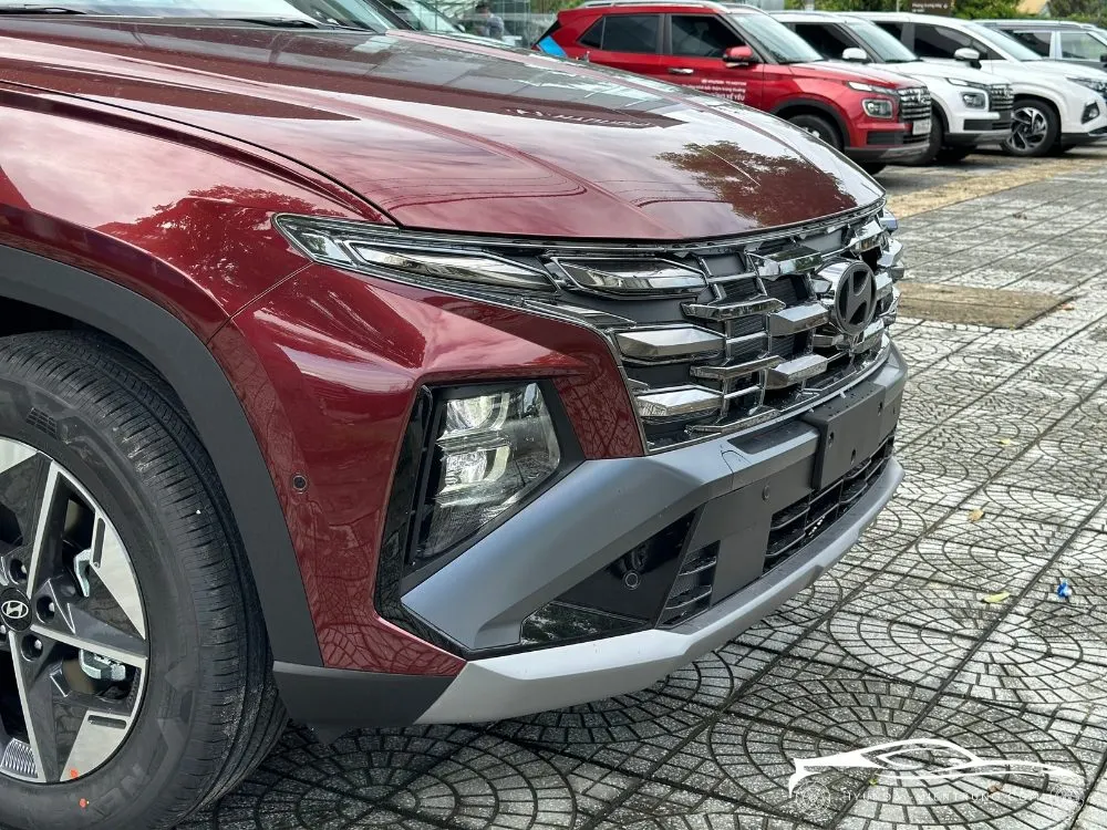 Hình ảnh ngoại thất xe Hyundai Tucson Xăng Đặc Biệt màu Đỏ 2025
