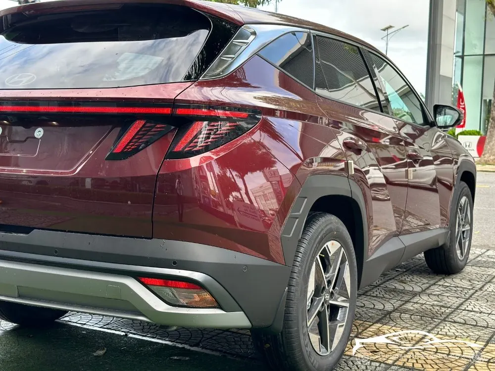 Hình ảnh ngoại thất xe Hyundai Tucson Xăng Đặc Biệt màu Đỏ 2025