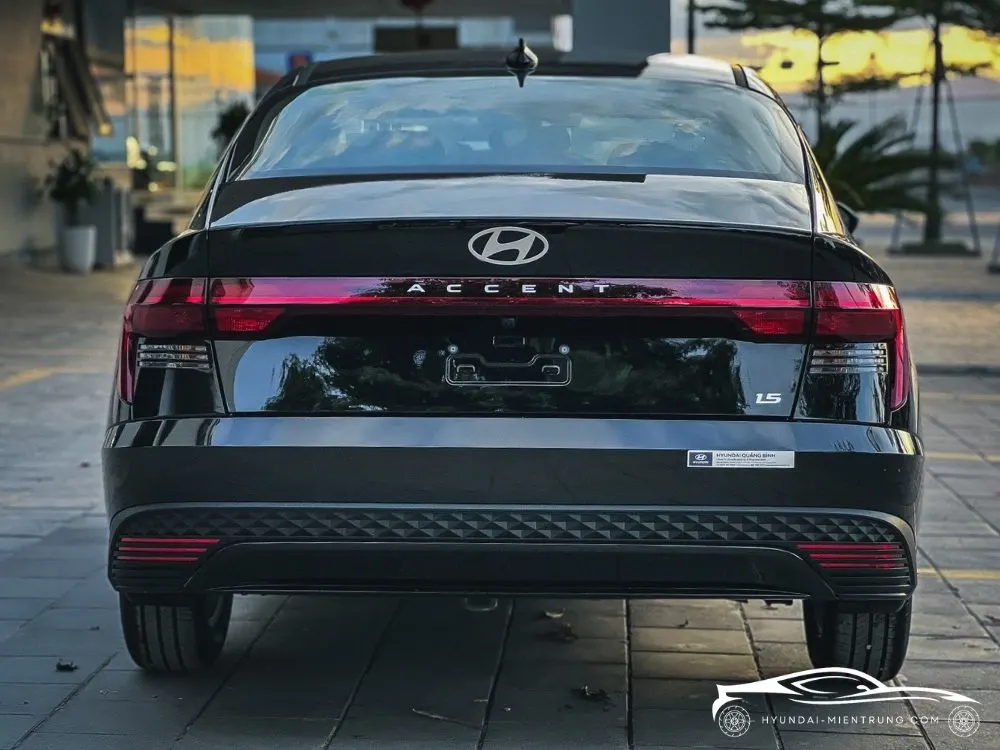 hyundai accent at tiêu chuẩn màu đen