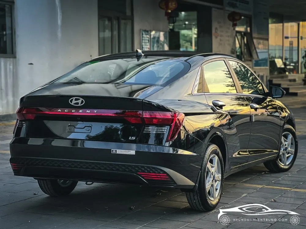 hyundai accent at tiêu chuẩn màu đen