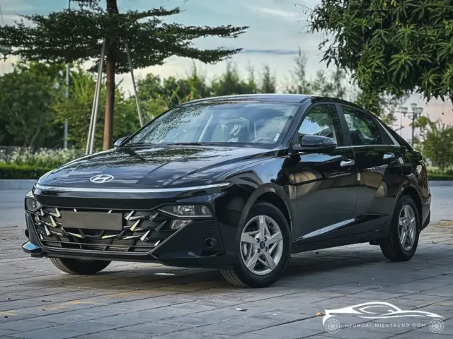 Hình ảnh xe Hyundai Accent AT tiêu chuẩn màu đen