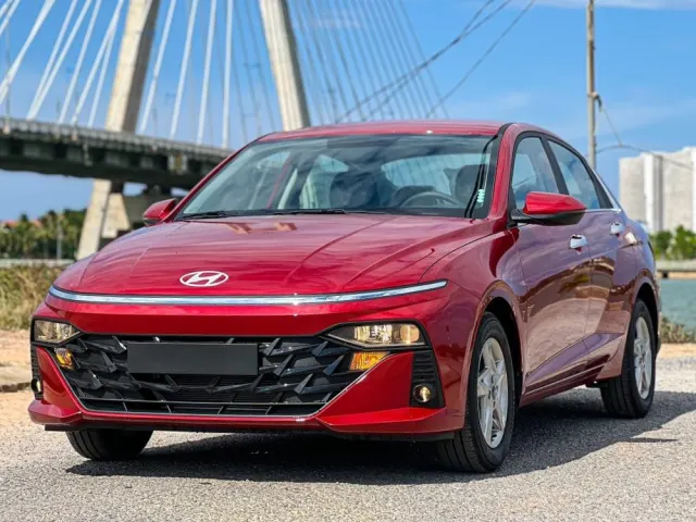 Hình ảnh xe Hyundai Accent AT tiêu chuẩn màu đỏ