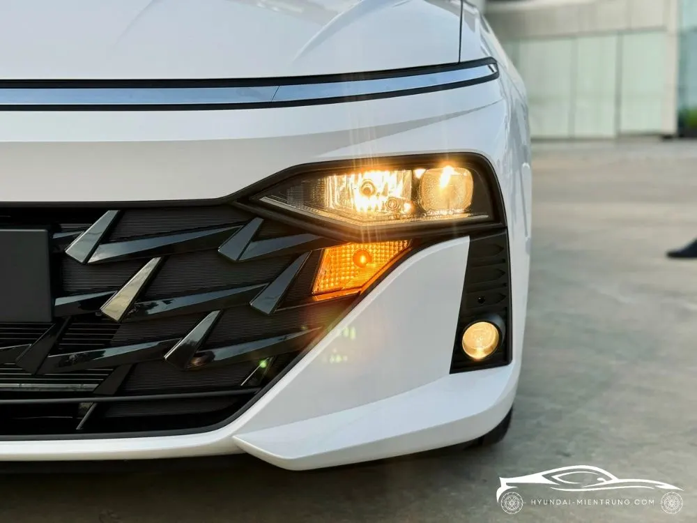 Hình ảnh xe Hyundai Accent AT Tiêu Chuẩn Màu Trắng 2025