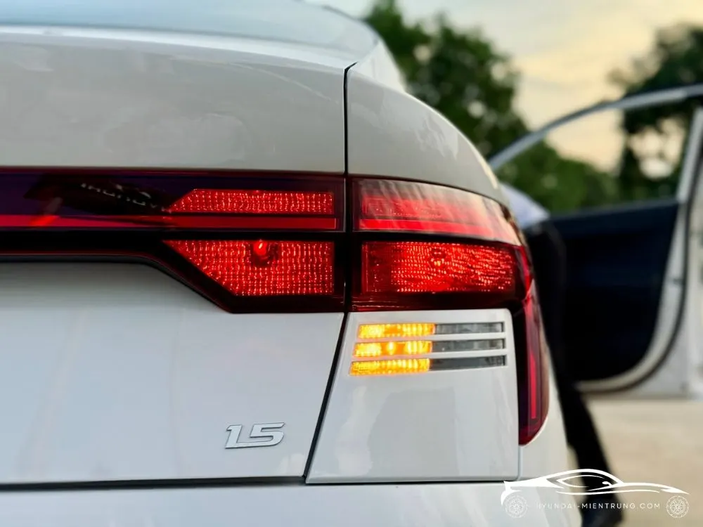 Hình ảnh xe Hyundai Accent AT Tiêu Chuẩn Màu Trắng 2025