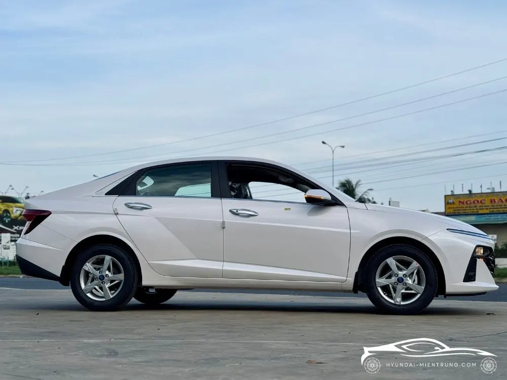 Hình ảnh xe Hyundai Accent AT Tiêu Chuẩn Màu Trắng 2025