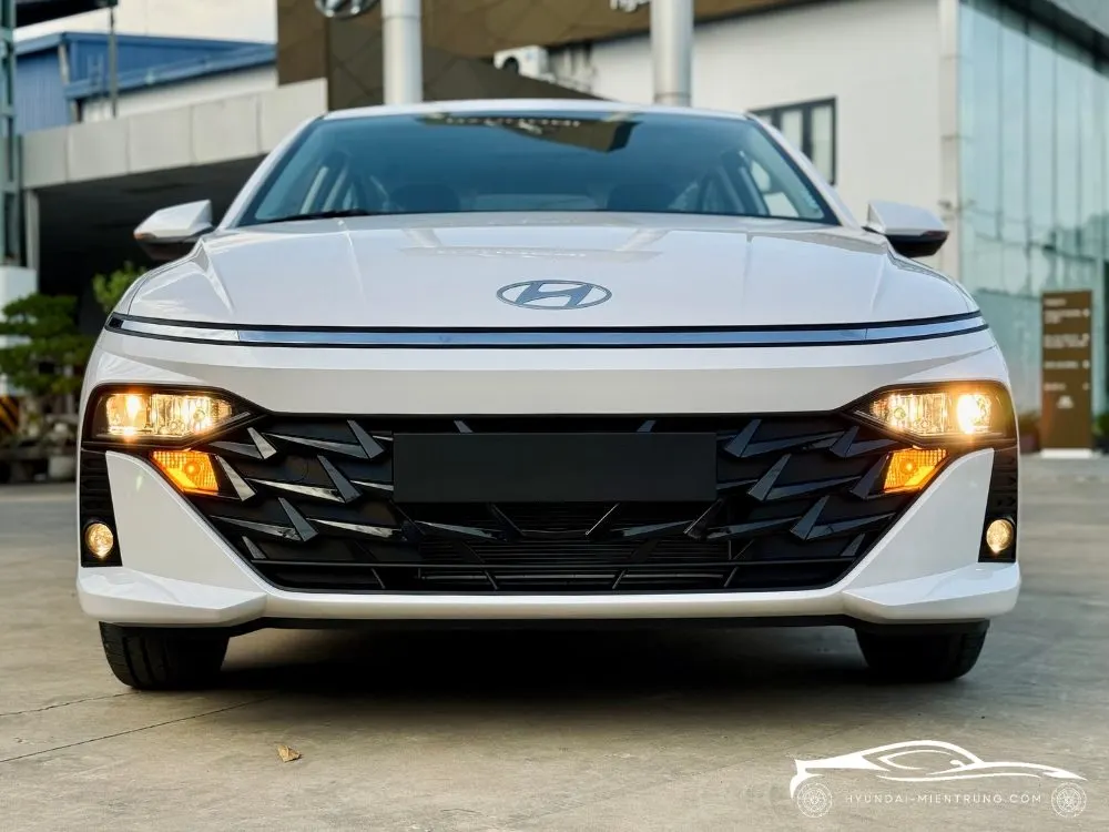 Hình ảnh xe Hyundai Accent AT Tiêu Chuẩn Màu Trắng 2025