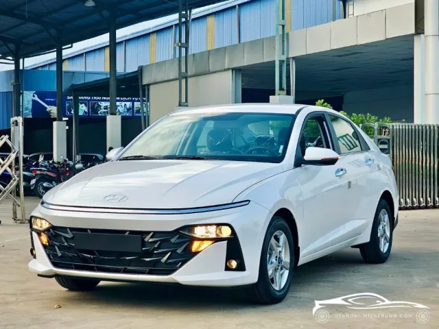 Hình ảnh xe Hyundai Accent AT tiêu chuẩn màu trắng