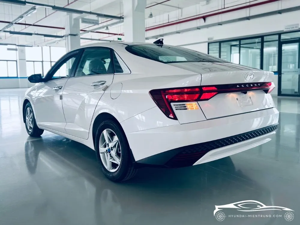 Hình ảnh xe Hyundai Accent AT Tiêu Chuẩn Màu Trắng 2025