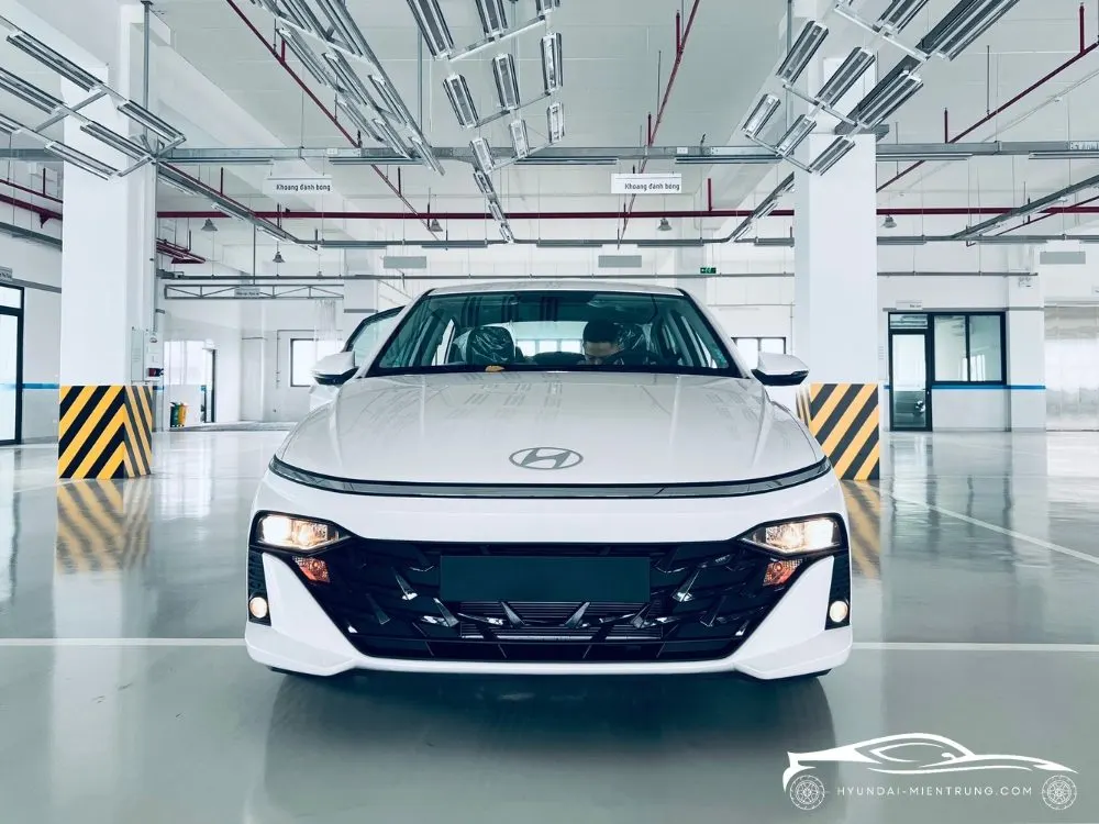 Hình ảnh xe Hyundai Accent AT Tiêu Chuẩn Màu Trắng 2025
