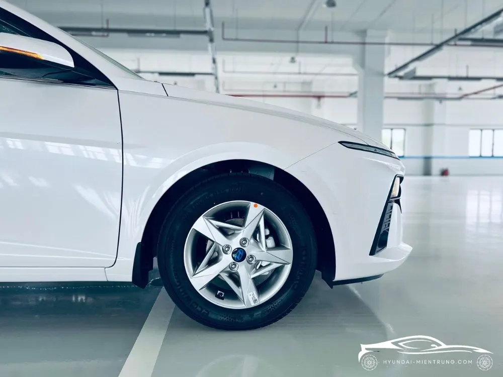 Hình ảnh xe Hyundai Accent AT Tiêu Chuẩn Màu Trắng 2025