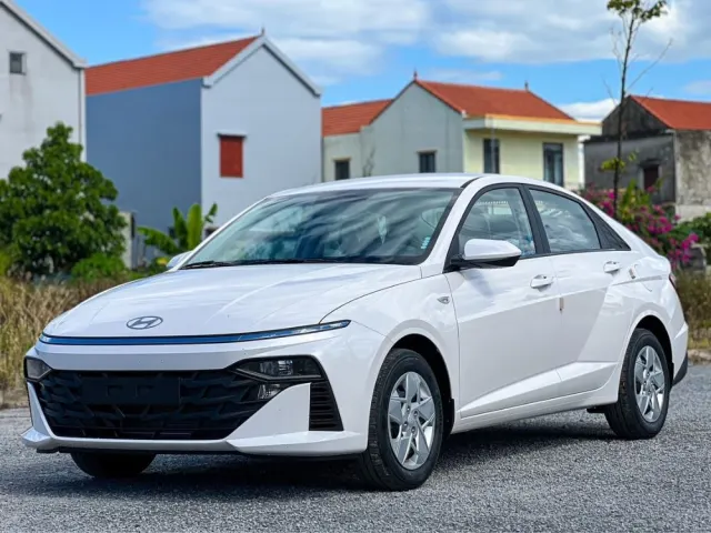 Hình ảnh xe Hyundai Accent MT tiêu chuẩn màu trắng