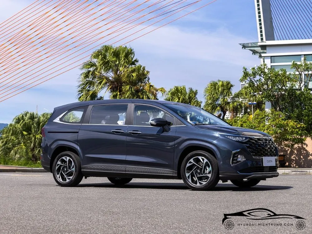 Hình ảnh xe Hyundai Custin 2.0T Cao Cấp màu Xanh Bóng Đêm 2025