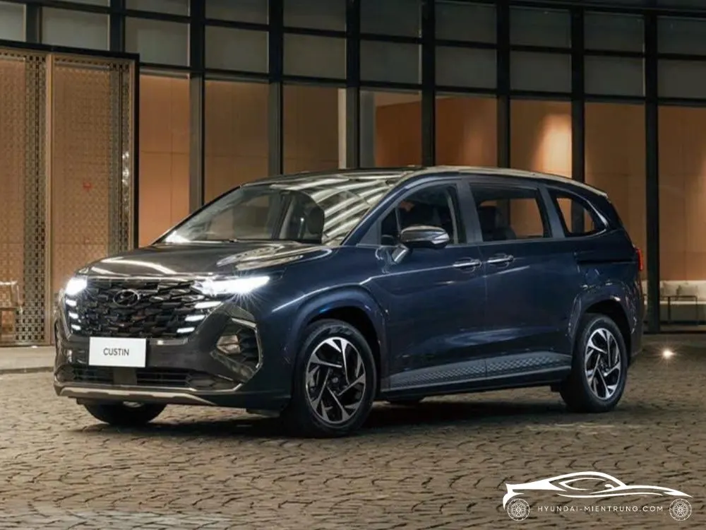 Hình ảnh xe Hyundai Custin 2.0T Cao Cấp màu Xanh Bóng Đêm 2025