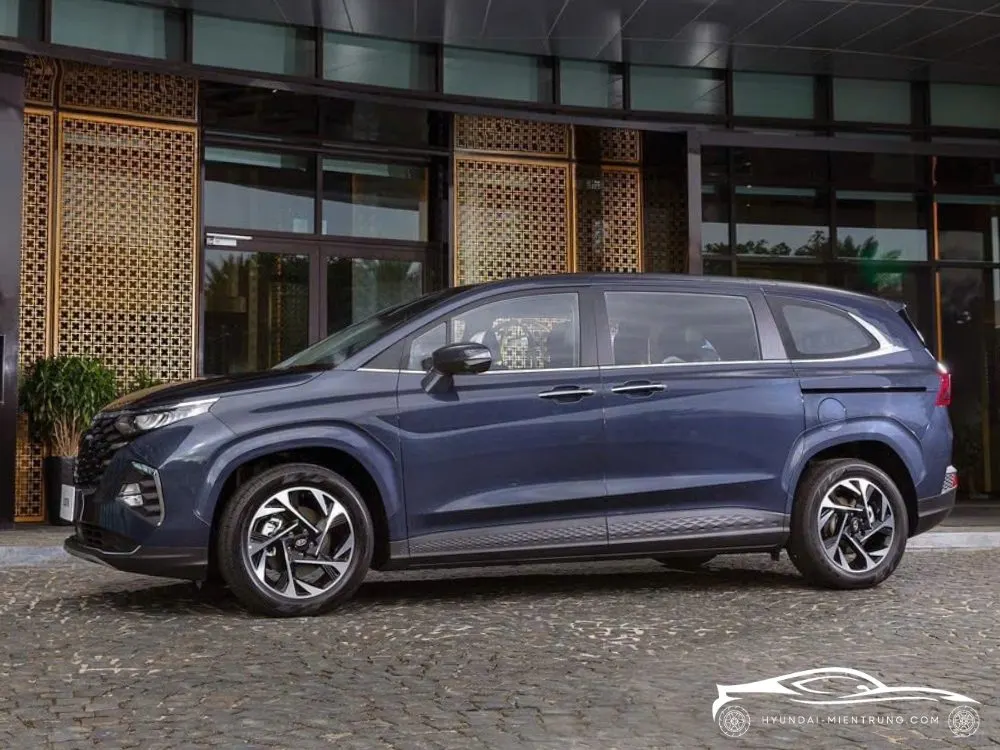 Hình ảnh xe Hyundai Custin 2.0T Cao Cấp màu Xanh Bóng Đêm 2025