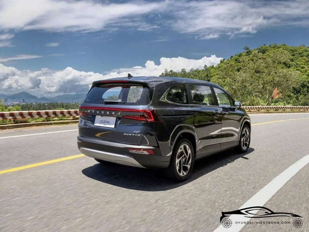 Hình ảnh xe Hyundai Custin 2.0T Cao Cấp màu Xanh Bóng Đêm 2025