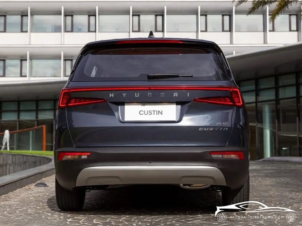 Hình ảnh xe Hyundai Custin 2.0T Cao Cấp màu Xanh Bóng Đêm 2025