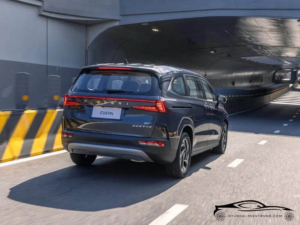 Hình ảnh xe Hyundai Custin 2.0T Cao Cấp màu Xanh Bóng Đêm 2025