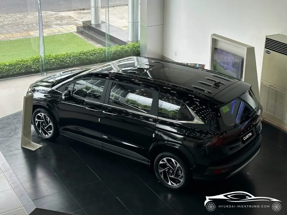 Hình ảnh xe Hyundai Custin 2.0T Cao Cấp màu Đen 2025