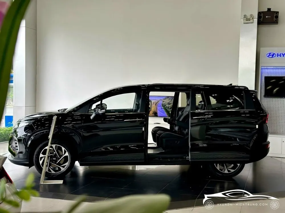 Hình ảnh xe Hyundai Custin 2.0T Cao Cấp màu Đen 2025