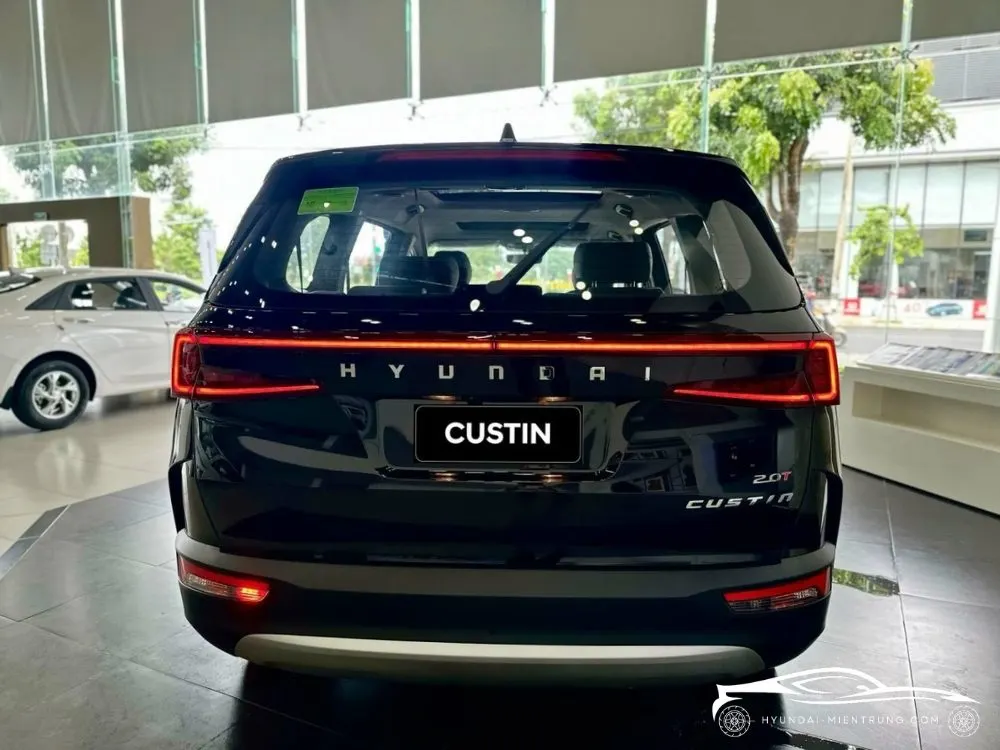 Hình ảnh xe Hyundai Custin 2.0T Cao Cấp màu Đen 2025