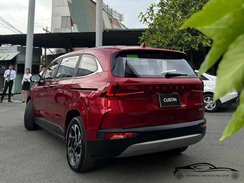 Hình ảnh xe Hyundai Custin 2.0T Cao Cấp màu Đỏ 2025