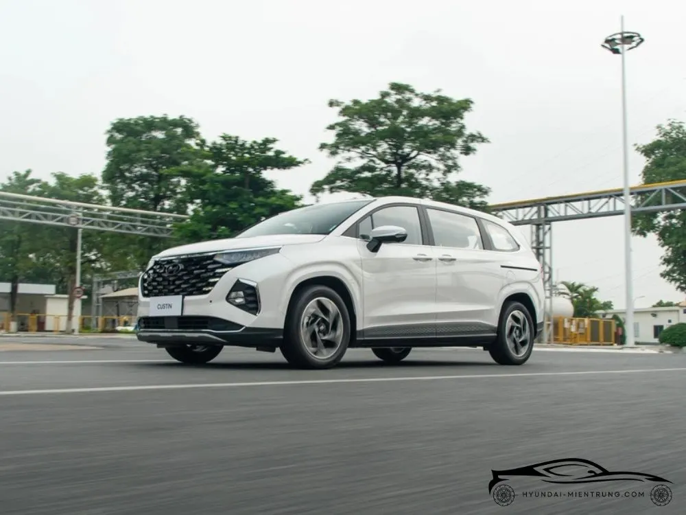 Hình ảnh xe Hyundai Custin 2.0T Cao Cấp màu Trắng 2025