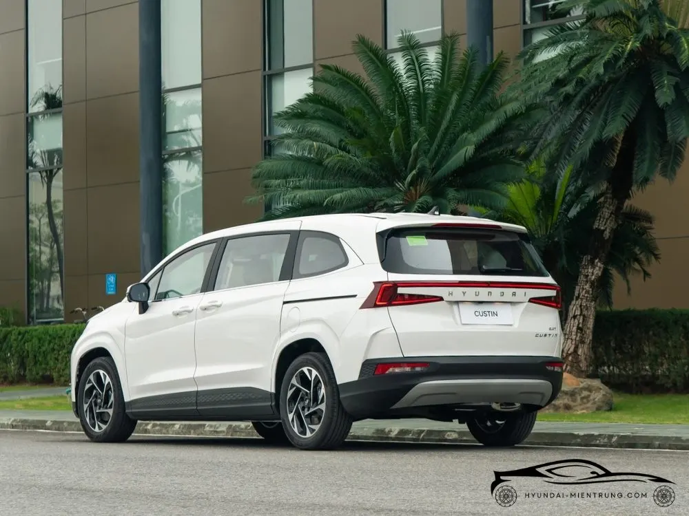 Hình ảnh xe Hyundai Custin 2.0T Cao Cấp màu Trắng 2025
