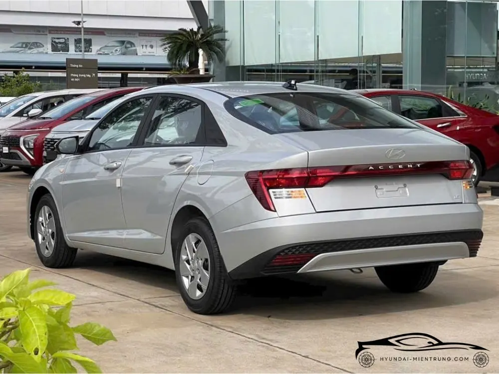 Hình ảnh xe Hyundai Accent MT tiêu chuẩn màu Bạc 2025