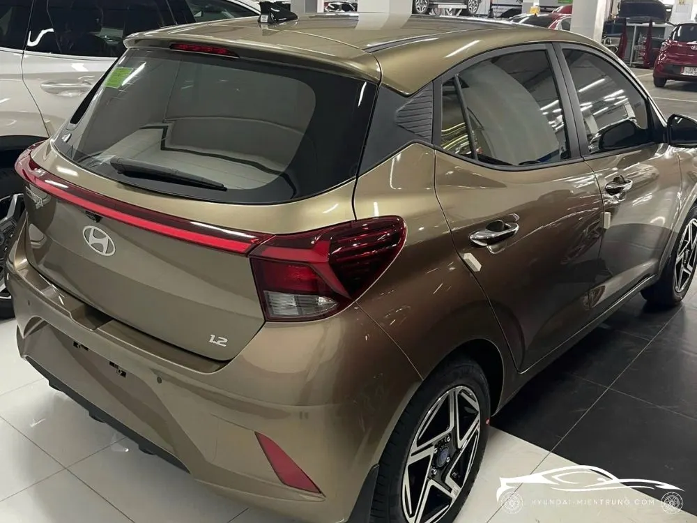 Hình ảnh xe Hyundai Grand I10 Hatchback AT màu Vàng Cát 2025
