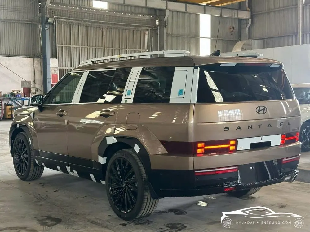 Hình ảnh xe Hyundai SantaFe Calligraphy Turbo màu Vàng Cát 2025