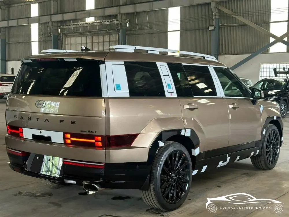 Hình ảnh xe Hyundai SantaFe Calligraphy Turbo màu Vàng Cát 2025