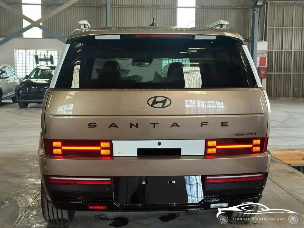 Hình ảnh xe Hyundai SantaFe Calligraphy Turbo màu Vàng Cát 2025