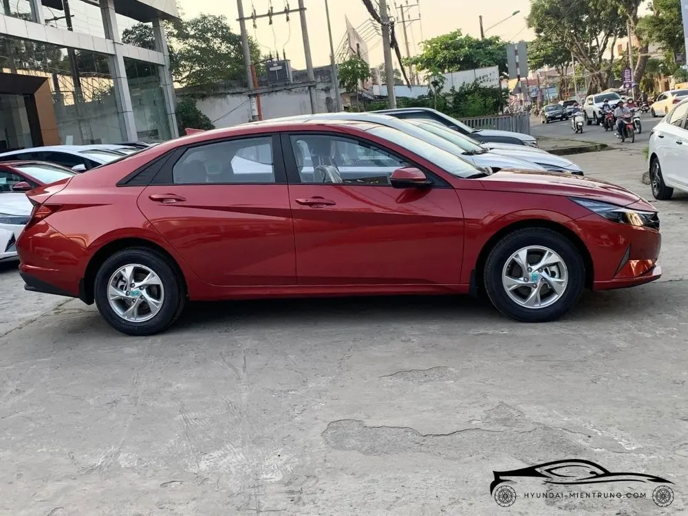 Hình ảnh xe Hyundai Elantra Tiêu Chuẩn màu Đỏ 2025