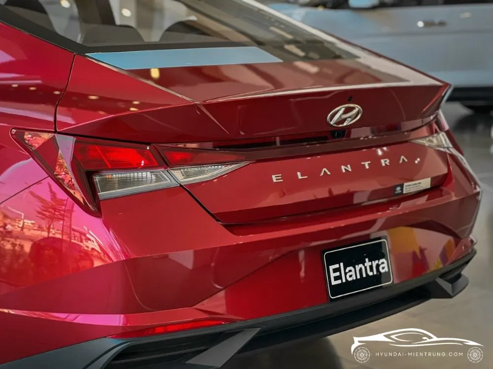 Hình ảnh xe Hyundai Elantra Tiêu Chuẩn màu Đỏ 2025