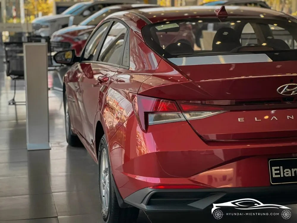 Hình ảnh xe Hyundai Elantra Tiêu Chuẩn màu Đỏ 2025