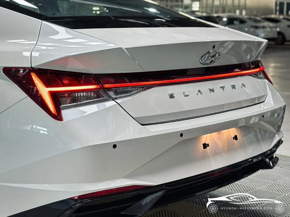 Hình ảnh xe Hyundai Elantra 1.6 AT màu Trắng 2025