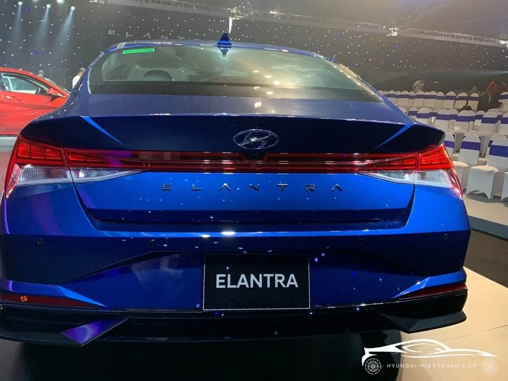 Hình ảnh xe Hyundai Elantra 1.6 AT màu Xanh Dương 2025