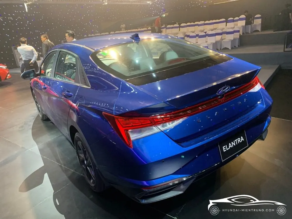 Hình ảnh xe Hyundai Elantra 1.6 AT màu Xanh Dương 2025